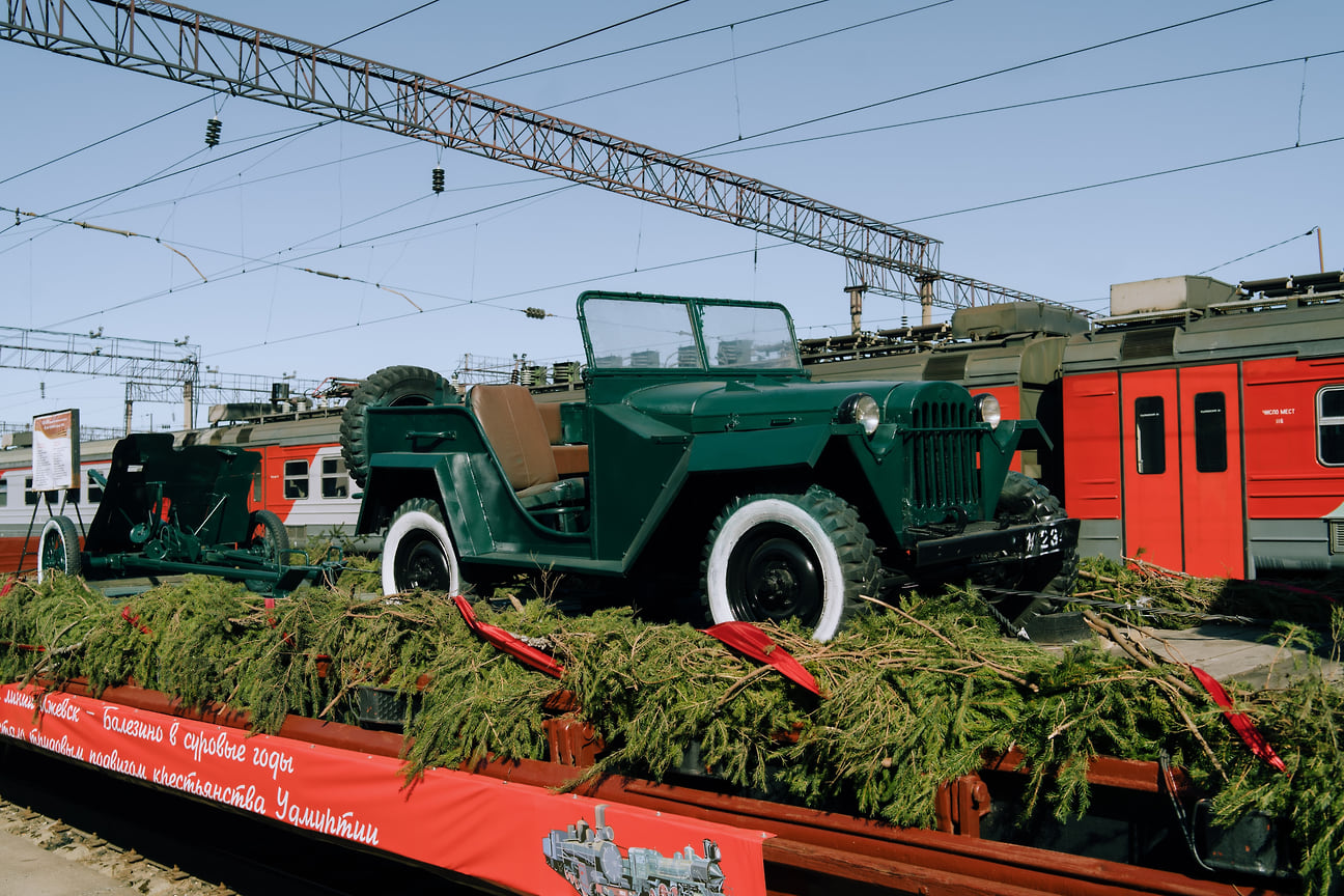 В состав поезда также вошел макет автомобиля ГАЗ-67Б, ставшего первым отечественным джипом