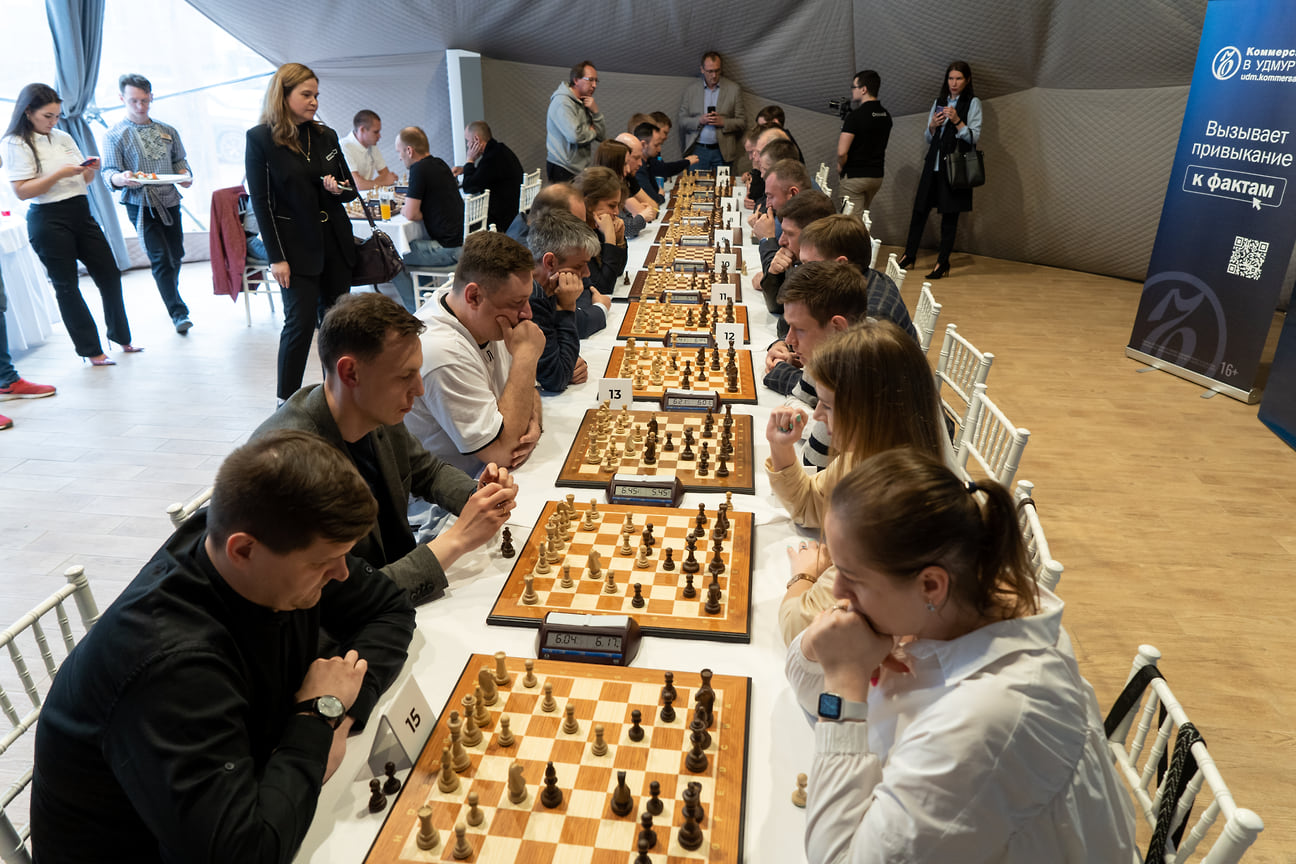 Более 30 собственников и топ-менеджеров компаний, представителей власти, общественных деятелей Удмуртии приняли участие в турнире по шахматам «Битва первых»