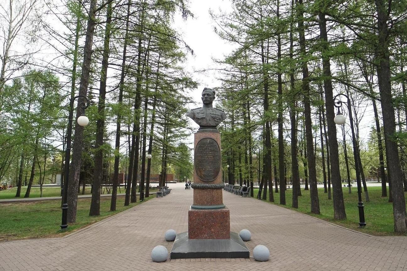 Памятник дважды Герою Советского Союза Евгению Кунгурцеву за образцовое выполнение боевых заданий в годы Великой Отечественной войны