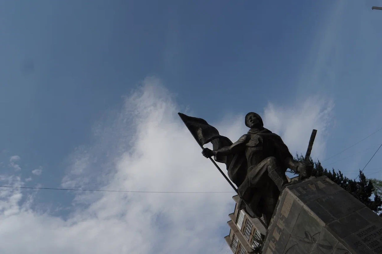 Монумент 30-летия Победы в Великой Отечественной войне