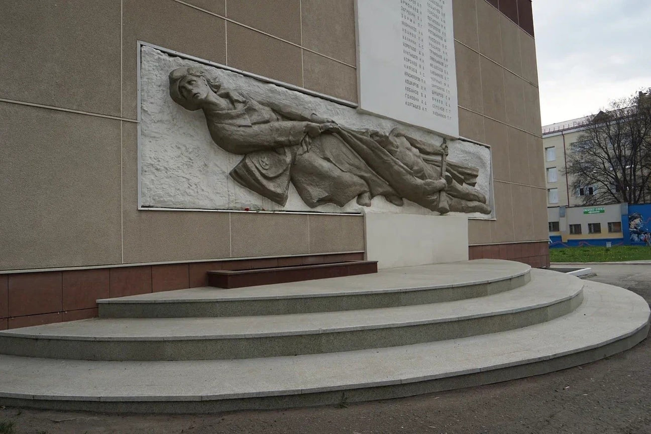 Памятник врачам Ижевского медицинского института, погибшим в годы Великой Отечественной войны