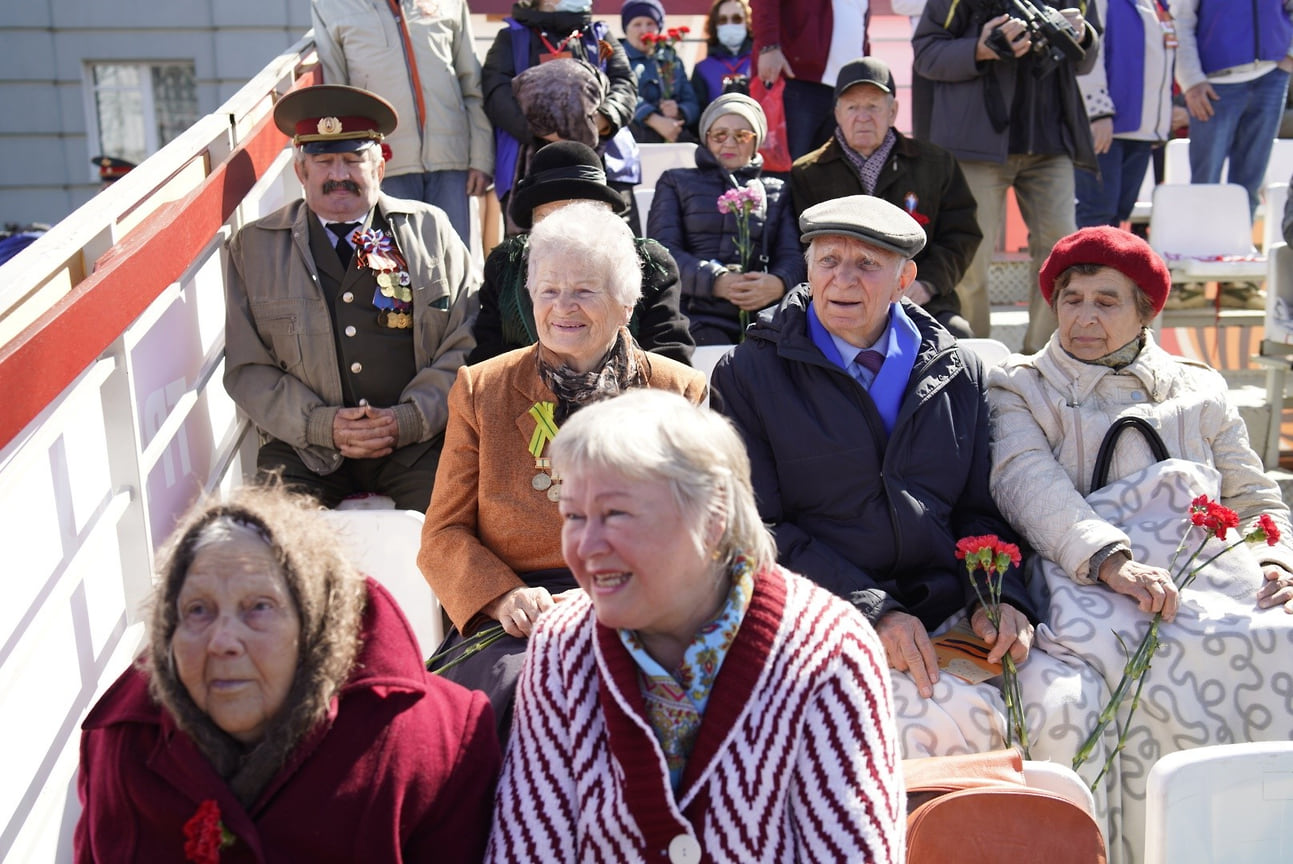 С трибун за парадом наблюдали ветераны войны, труженики тыла и их родственники