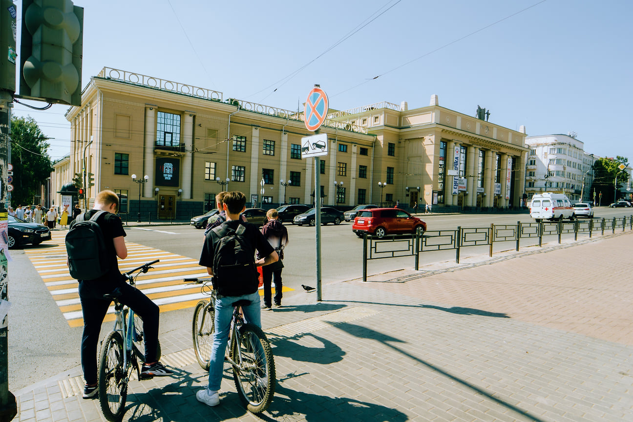 Велосипедисты у пешеходного перехода напротив Русского драмтеатра
