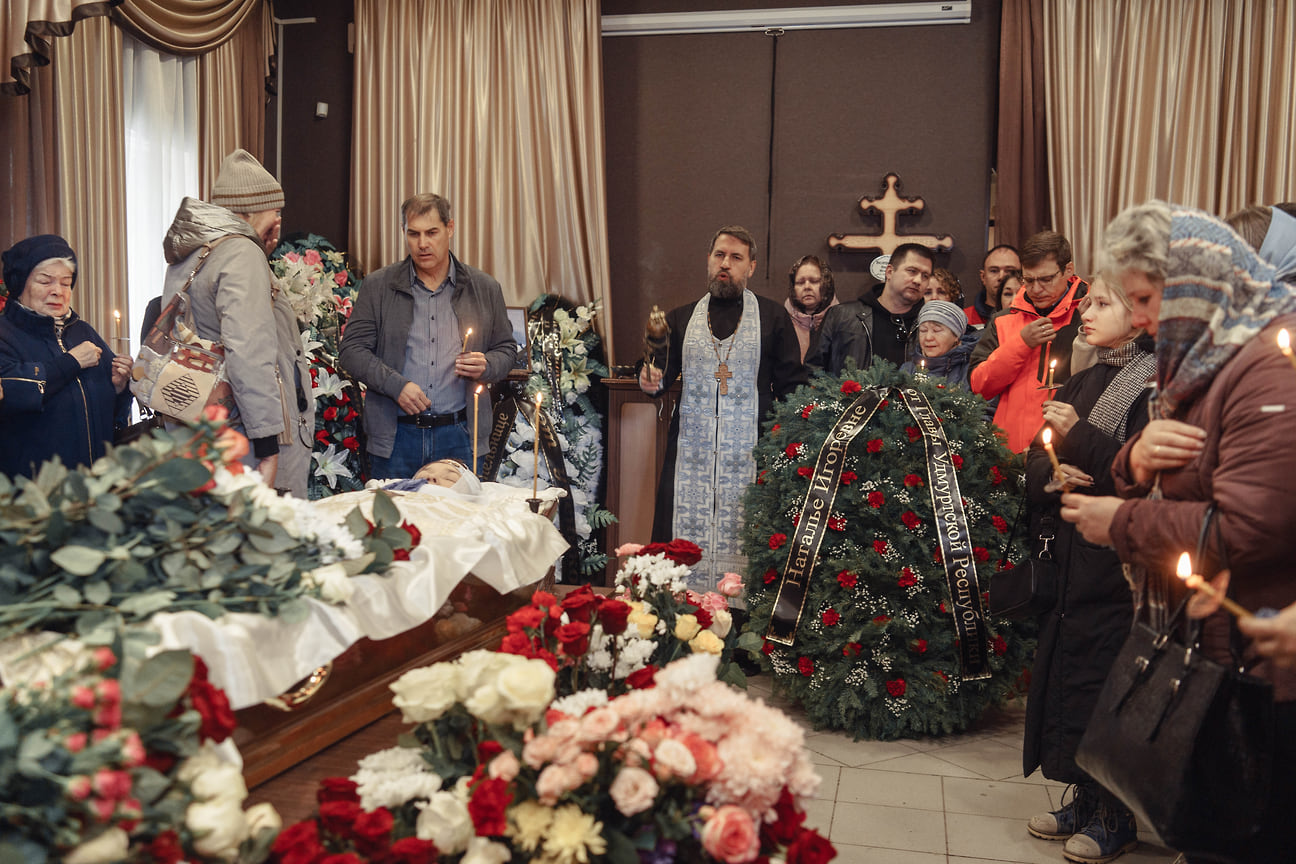 Похороны педагогов и учеников, погибших при нападении на школу, прошли в Ижевске 28 и 29 сентября. В Удмуртии был объявлен траур