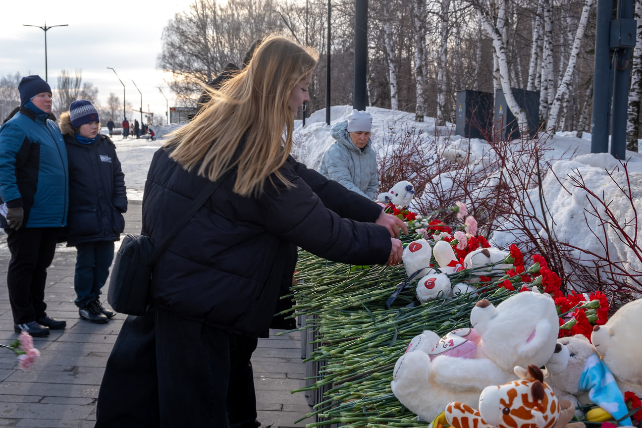 Жители Ижевска приносят цветы, свечи и игрушки к мемориалу в память о погибших в теракте