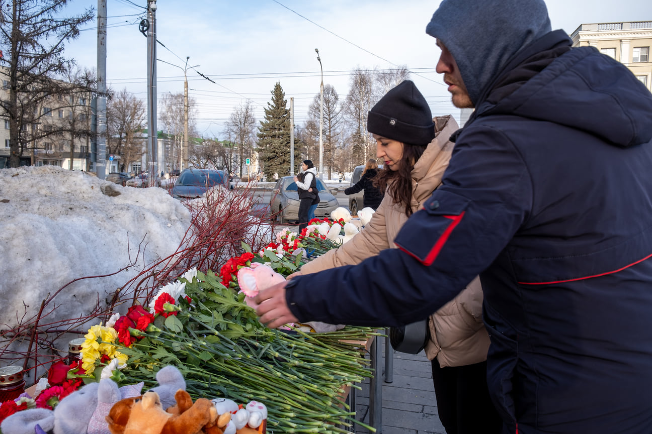 Жители Ижевска приносят цветы к мемориалу в память о погибших в теракте