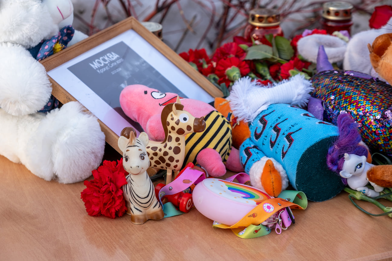 Жители Ижевска приносят цветы, свечи и игрушки к мемориалу в память о погибших в теракте