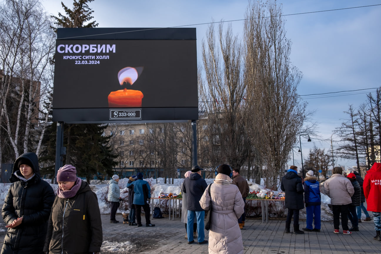 Жители Ижевска приносят цветы к мемориалу в память о погибших в теракте