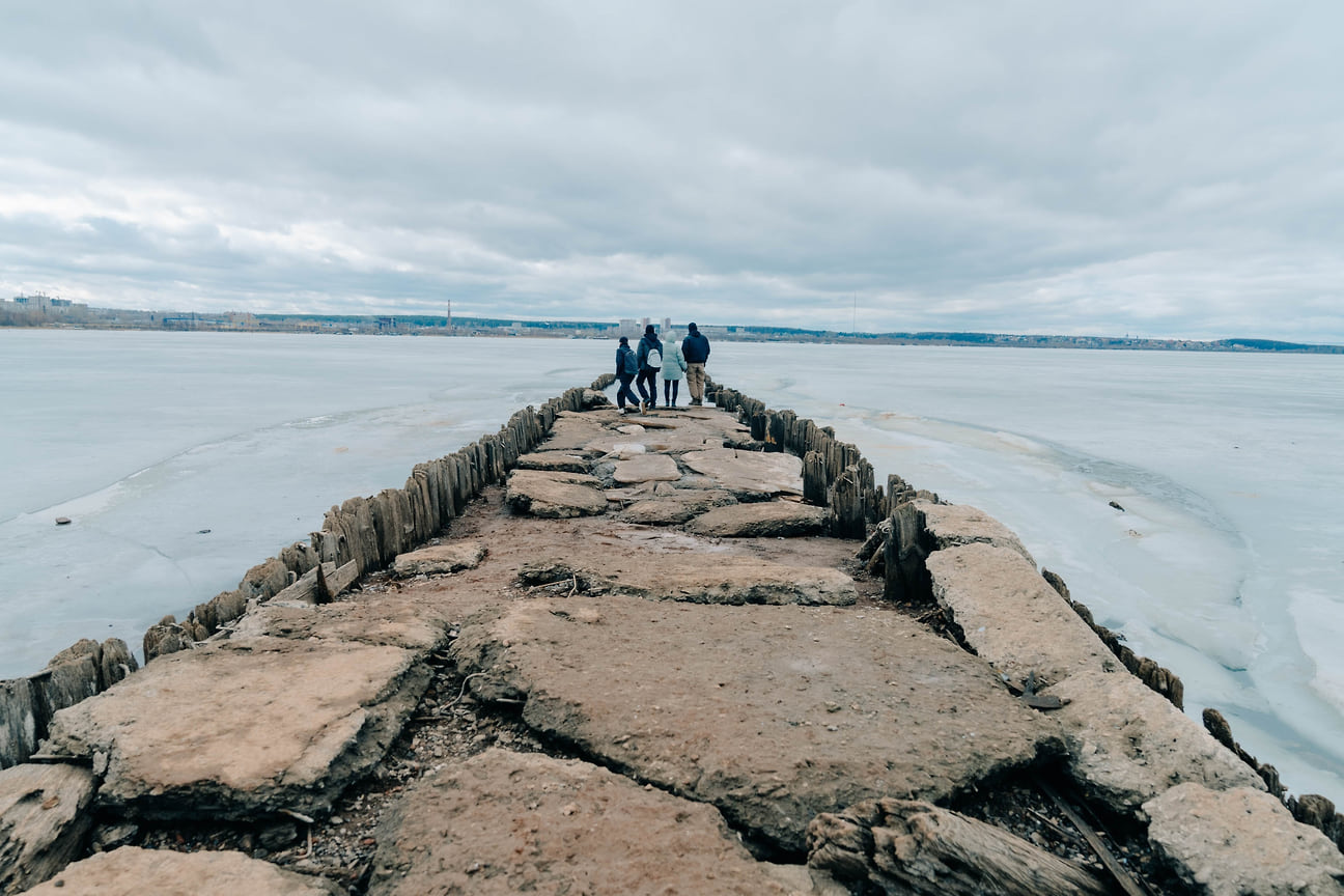 В Ижевском пруду, после спуска воды появился неизвестный пирс