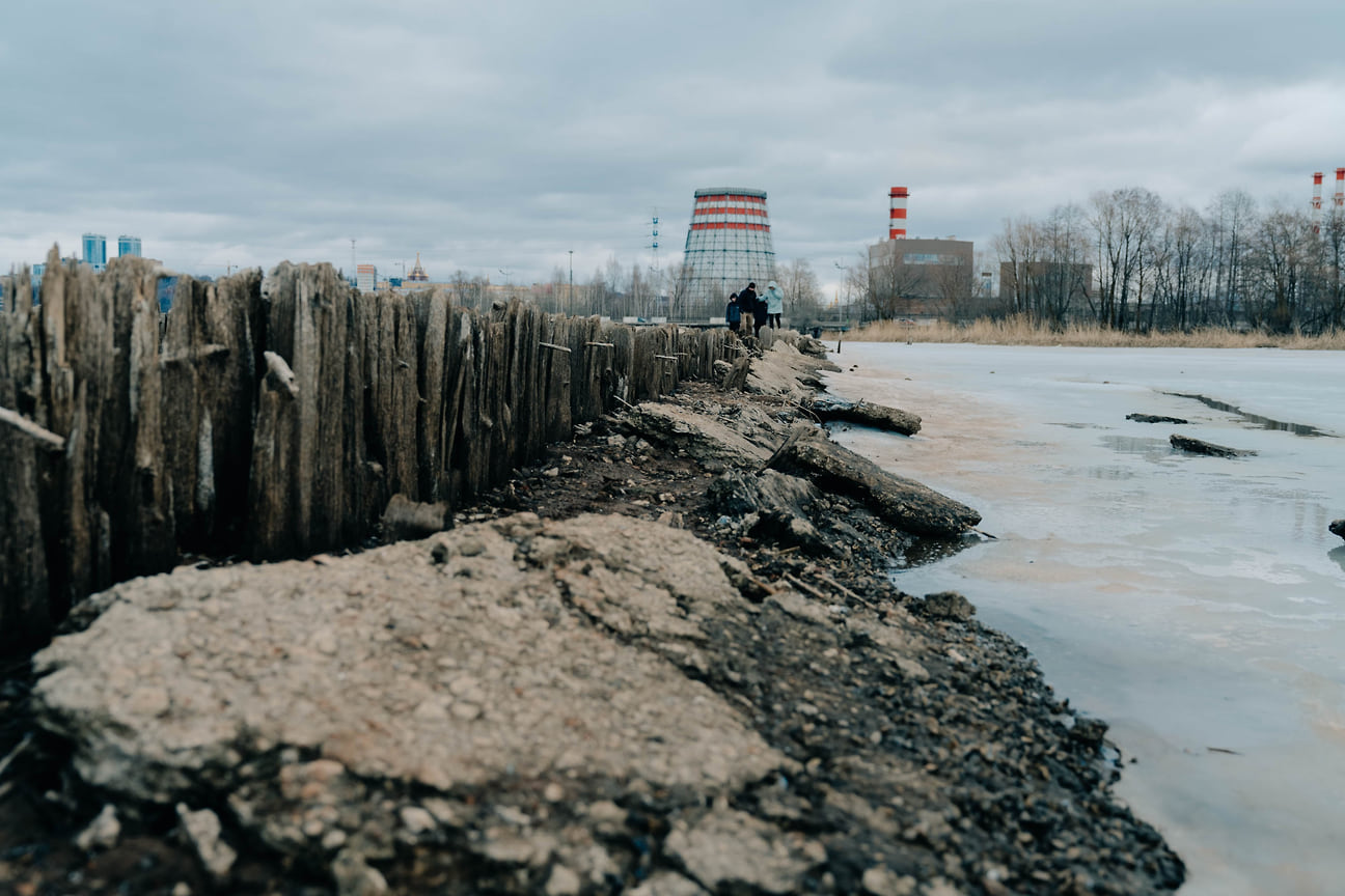 В Ижевском пруду, после спуска воды появился неизвестный пирс