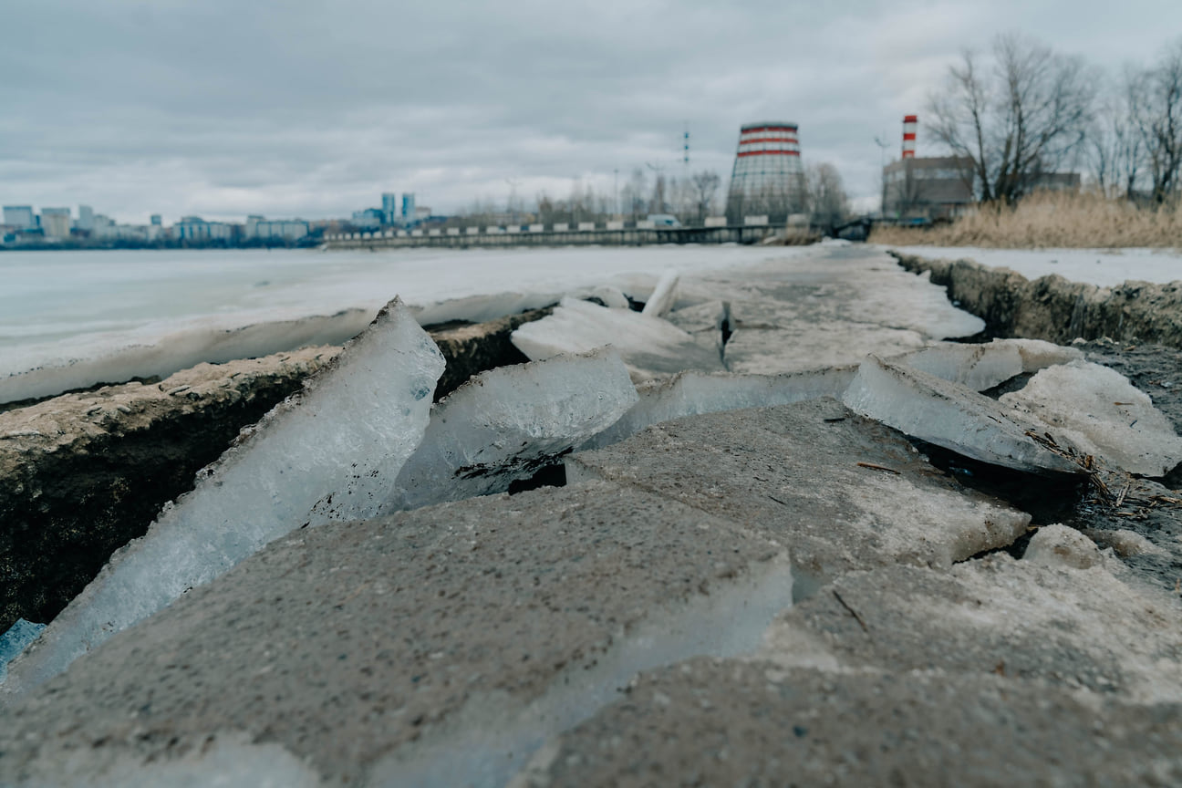 В Ижевском пруду, после спуска воды появился неизвестный пирс