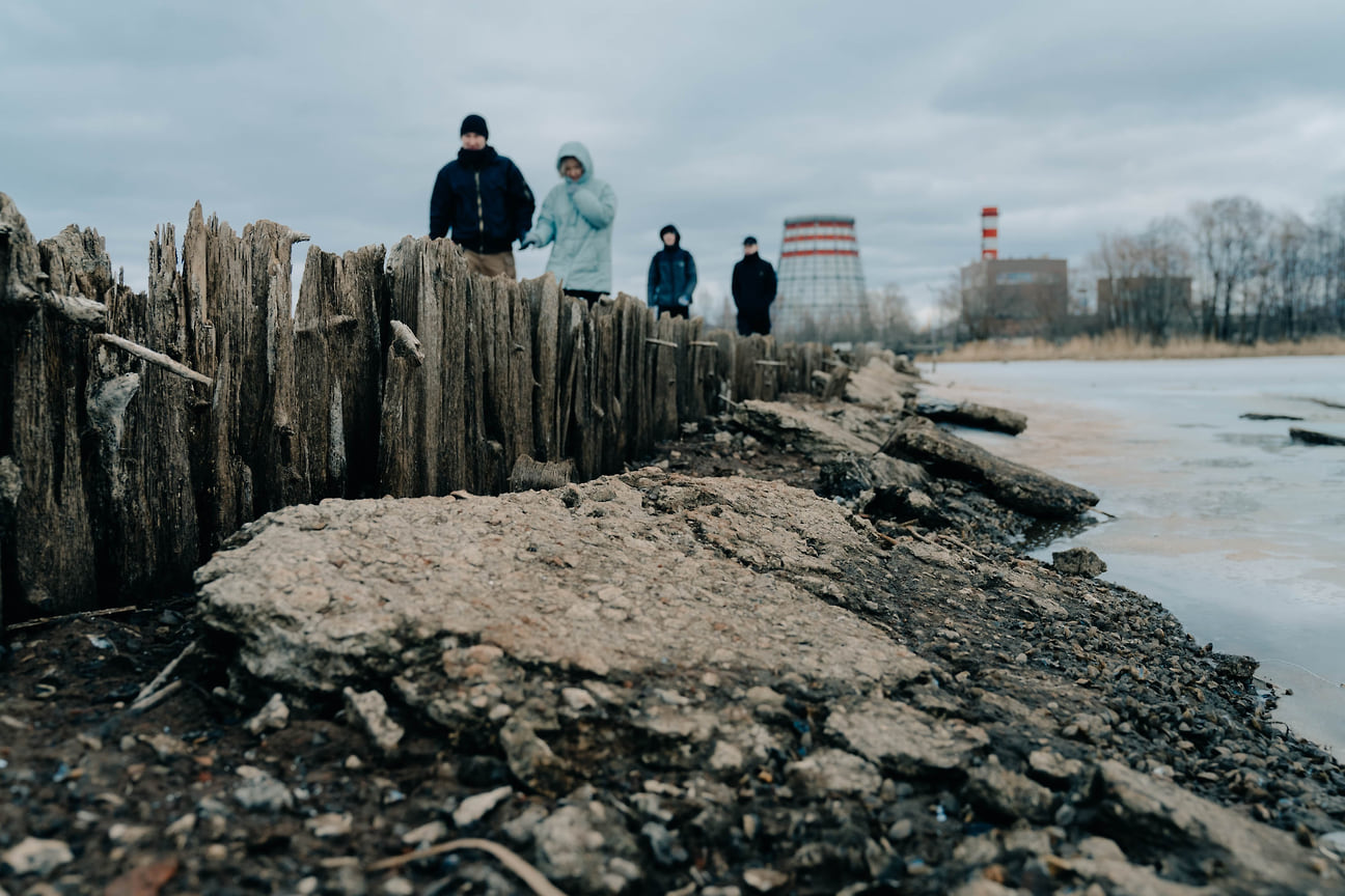 В Ижевском пруду, после спуска воды появился неизвестный пирс