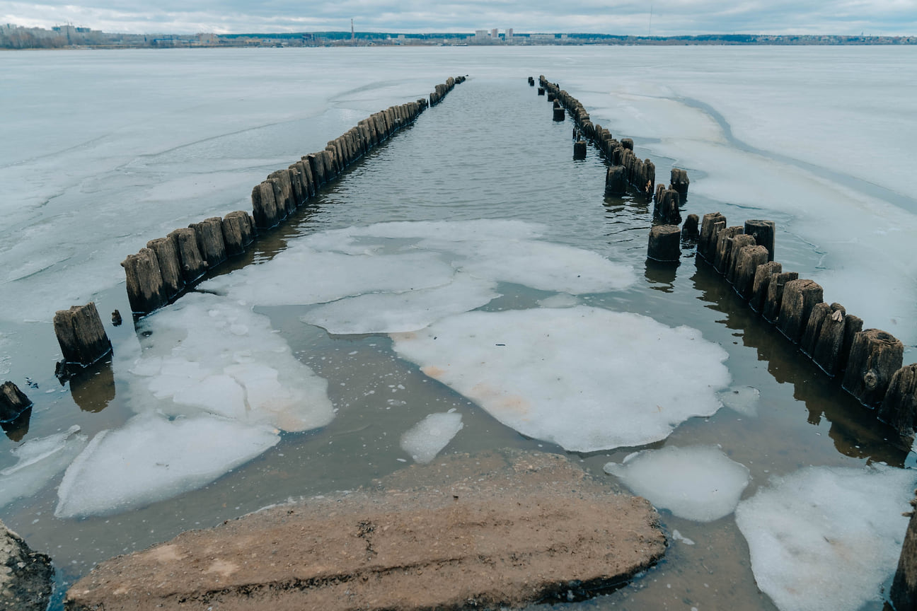 В Ижевском пруду, после спуска воды появился неизвестный пирс