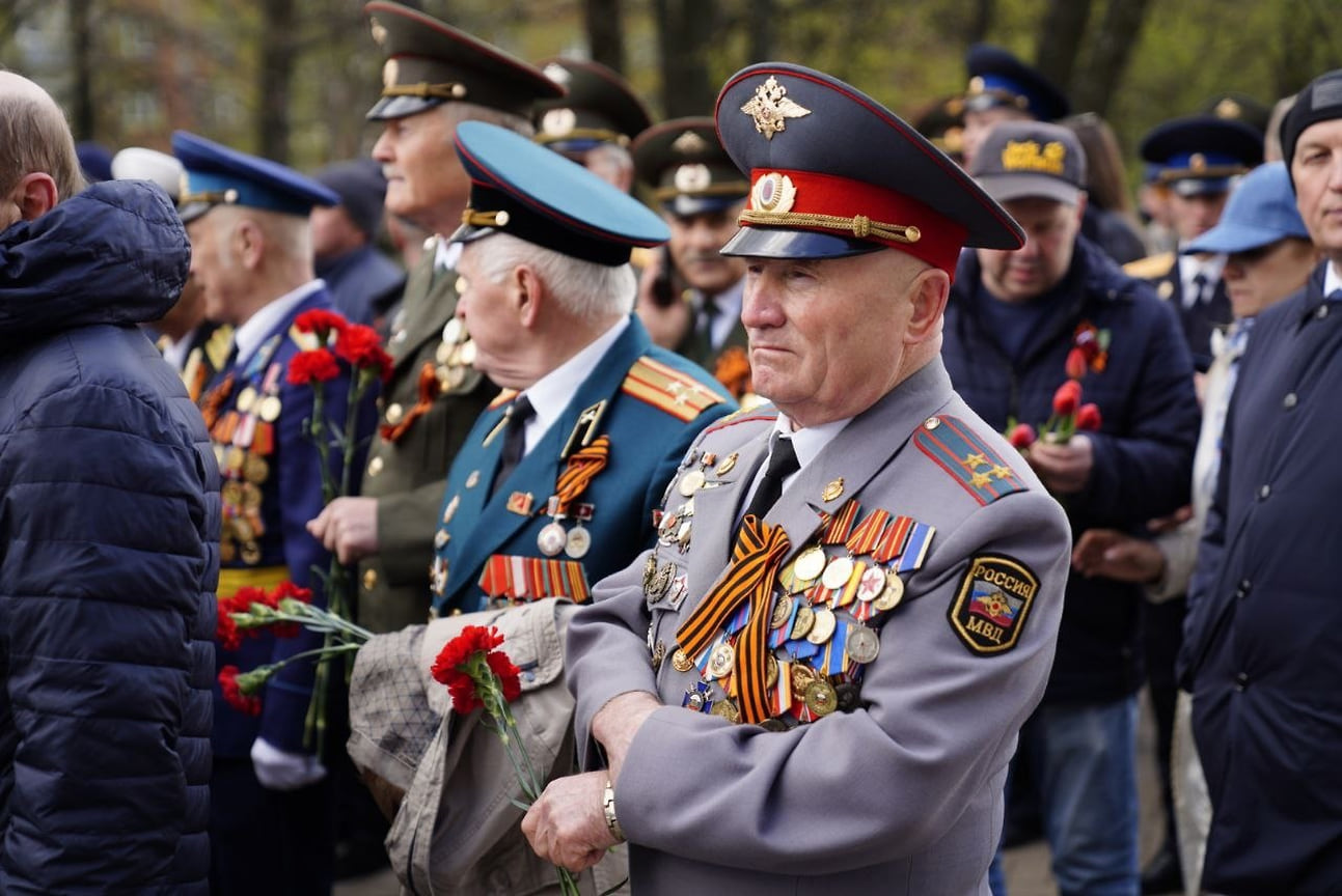 Празднование Дня Победы в Ижевске началась с памятного возложения цветов погибшим героям войны