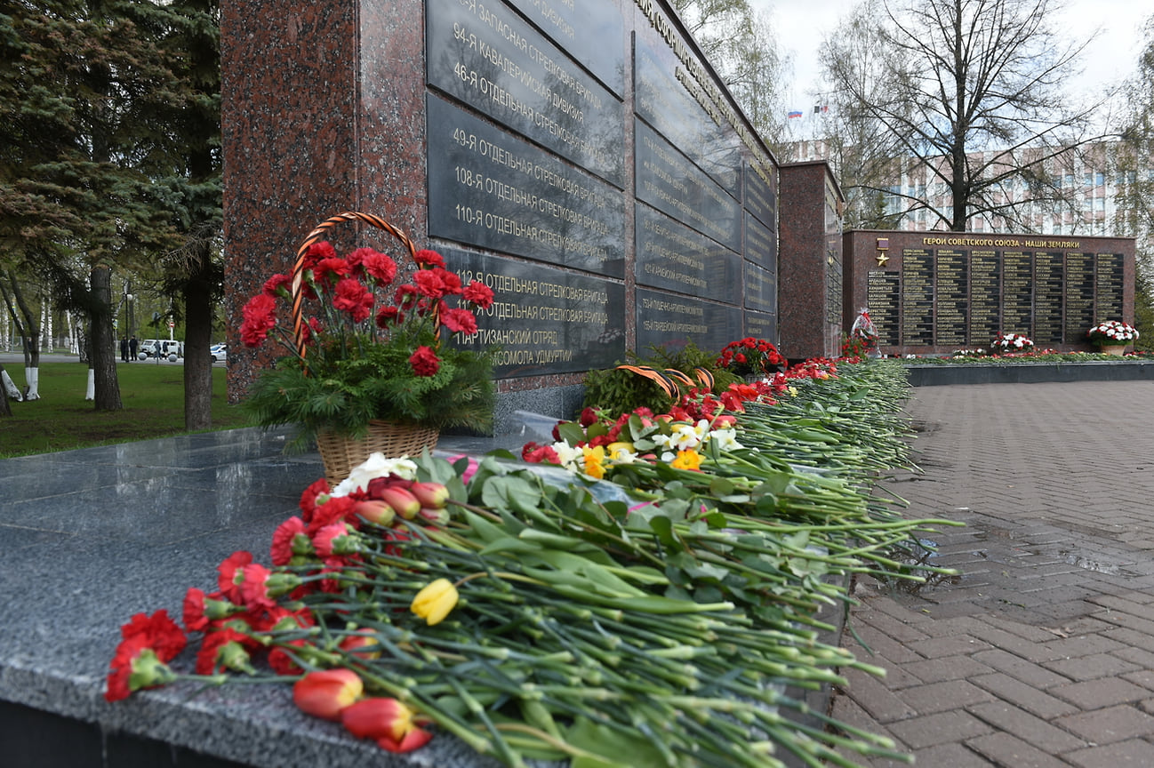 Мемориалы героям Великой Отечественной войны в знаменательный день наполнены алыми тюльпанами, красными гвоздиками и корзинами с цветами