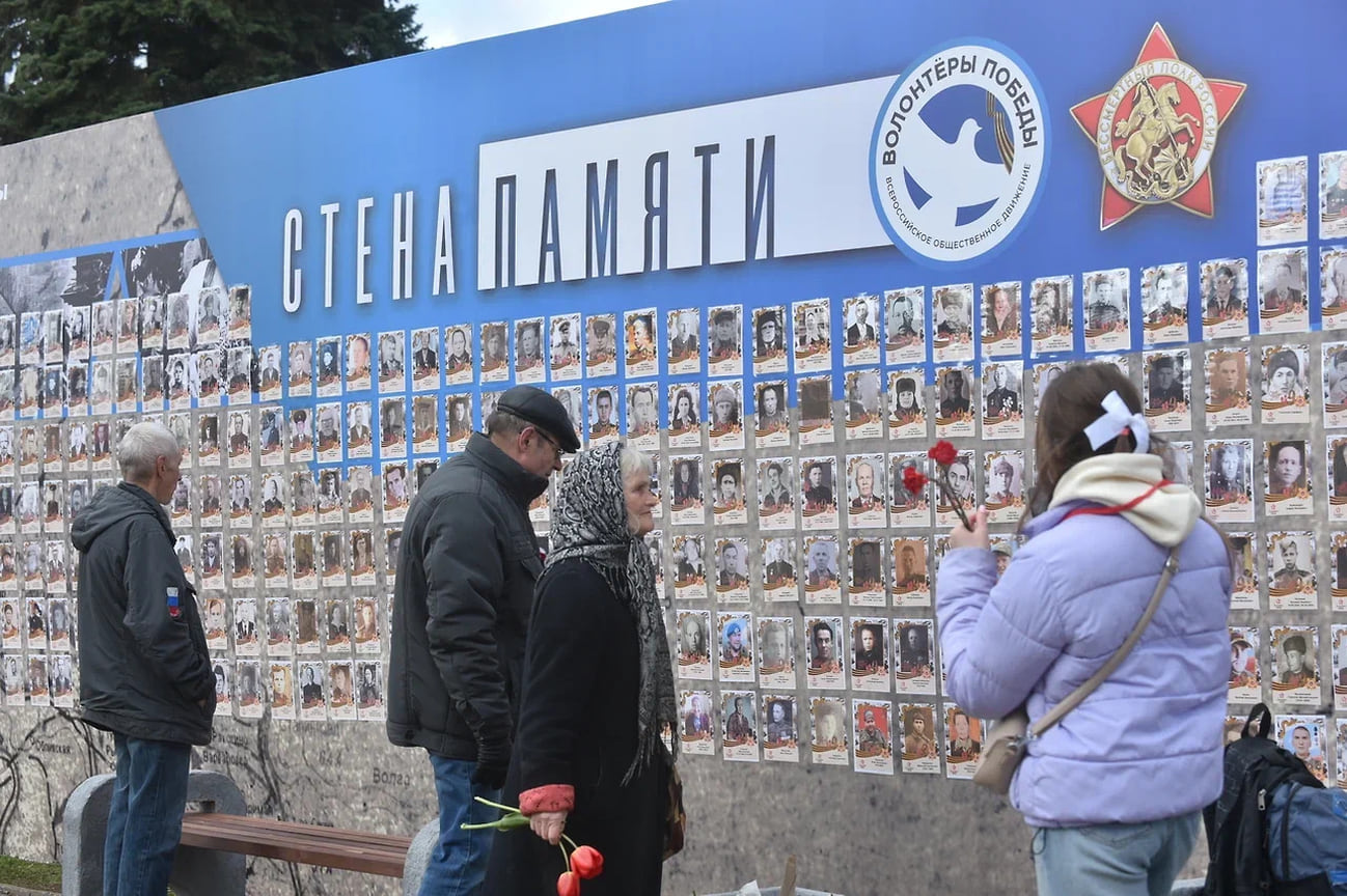 Взамен «Бессмертного полка» в центре установили «Стену памяти» — здесь разместили фотографии родственников жителей, участвовавших в войне