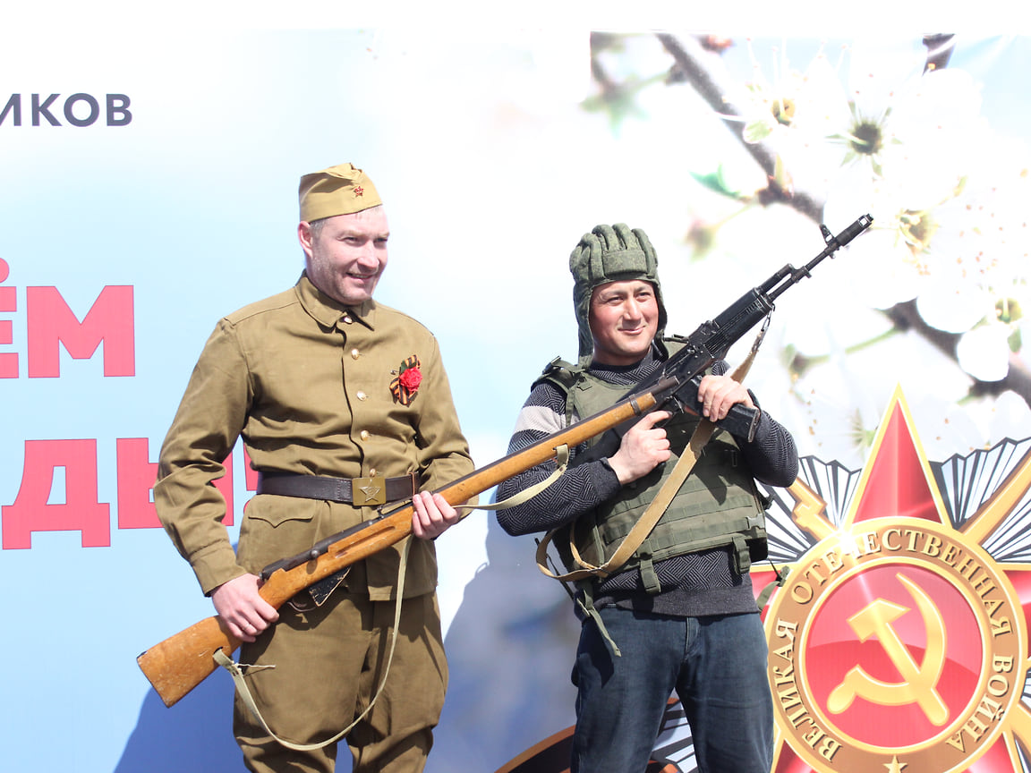 Гости Ижевска фотографировались с одетыми в советскую военную форму мужчинами с винтовками 