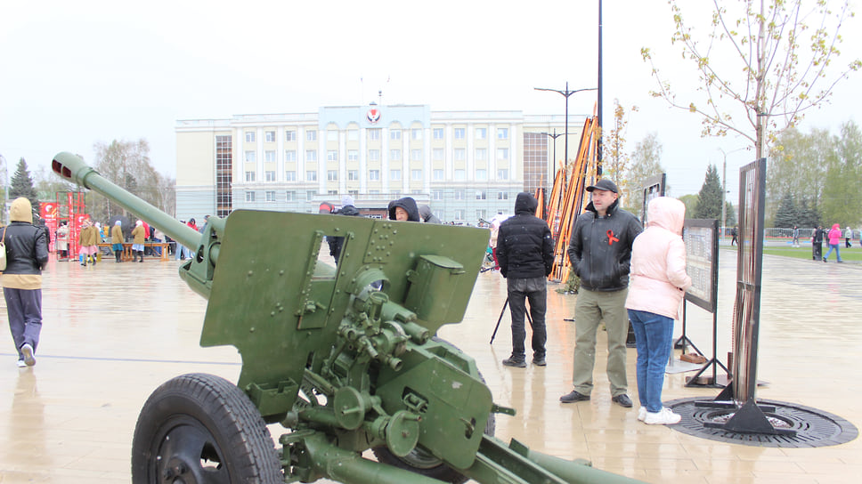 Жители активно интересовались военные пушками и техникой, используемых на фронтах