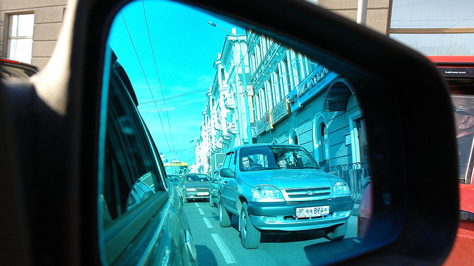 Клиенты проезжают мимо заведений в центре Казани