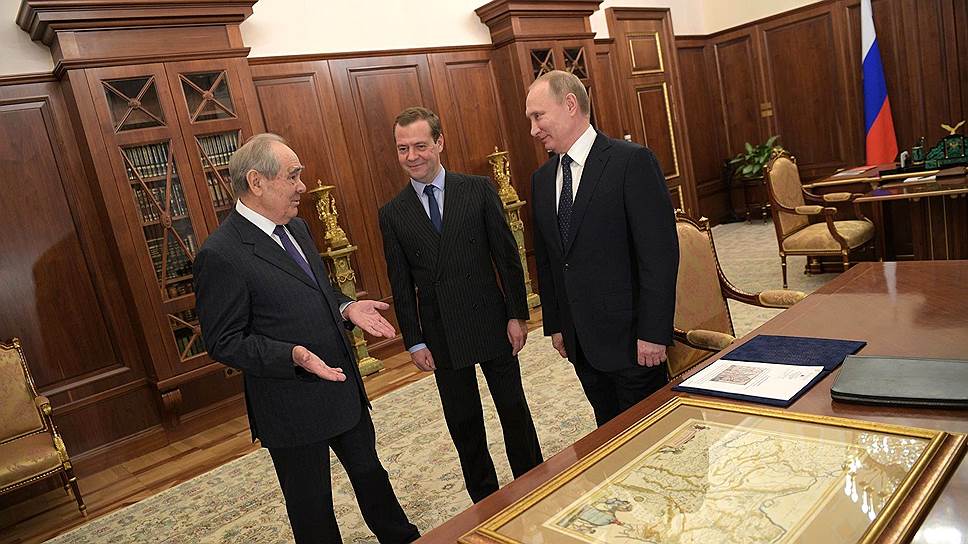 Минтимер Шаймиев получил на юбилей подарок от Владимира Путина — карту древней Тартарии