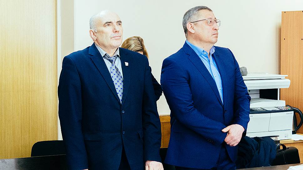 Коммунисту Николаю Максимову (слева) не удалось совершить «коммерческую сделку»  