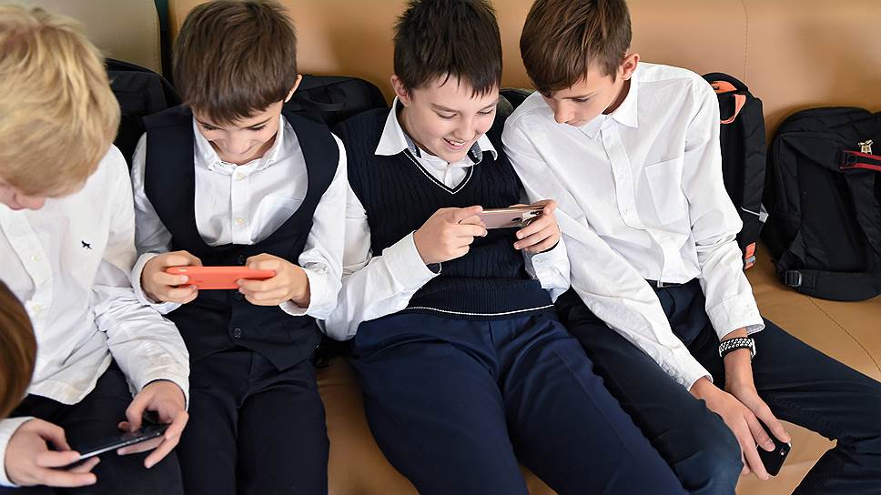 Власти Набережных Челнов хотят запретить школьникам использовать смартфоны на уроках