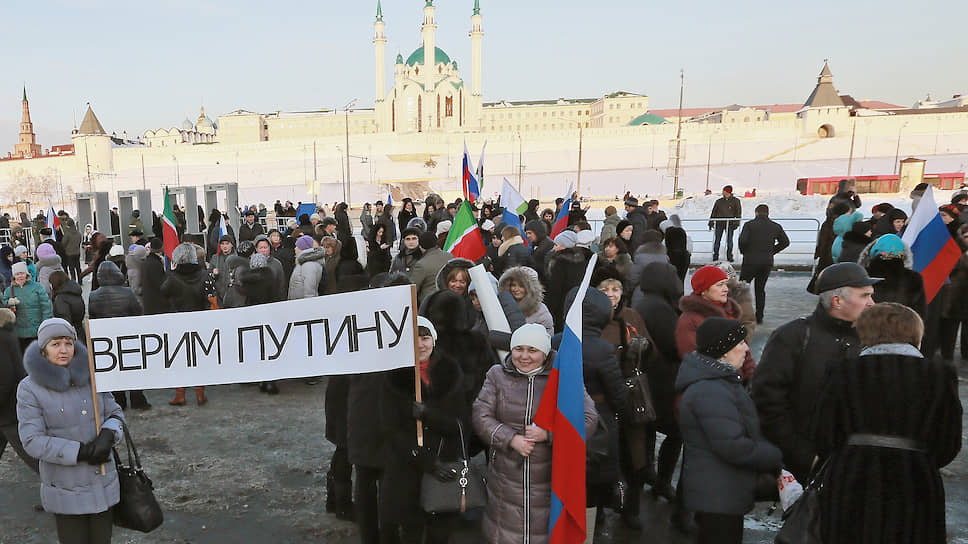 25 ноября казань. Митинг в Казани. Митинг у Кремля Казань. Площадь тысячелетия Казань митинг. Ктулху митинг в Казани.