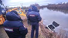 В Татарстане в реке Иж затонул автомобиль с рыбаками