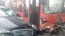 При столкновении городского автобуса и Audi в Казани пострадали шесть человек
