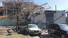 В Казани в жилом дворе упал башенный кран
