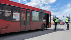 Из казанских автобусов высадили 11 пассажиров без перчаток
