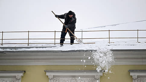 В Казани УК накажут за падение снега с крыши дома на машину