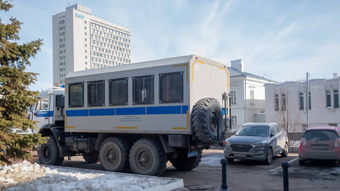 В Казани возле избирательного участка дежурит автозак