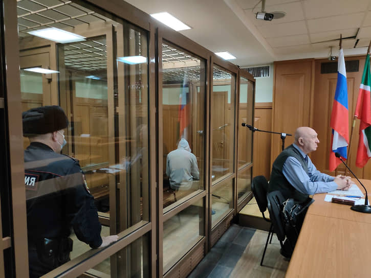 Обвиняемый в убийстве 31 пожилой женщины житель Казани Радик Тагиров (в центре)