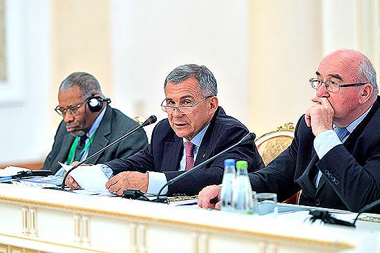 Cлева от президента Рустама Минниханова Ахмад Мухаммад Али, президент Исламского банка развития