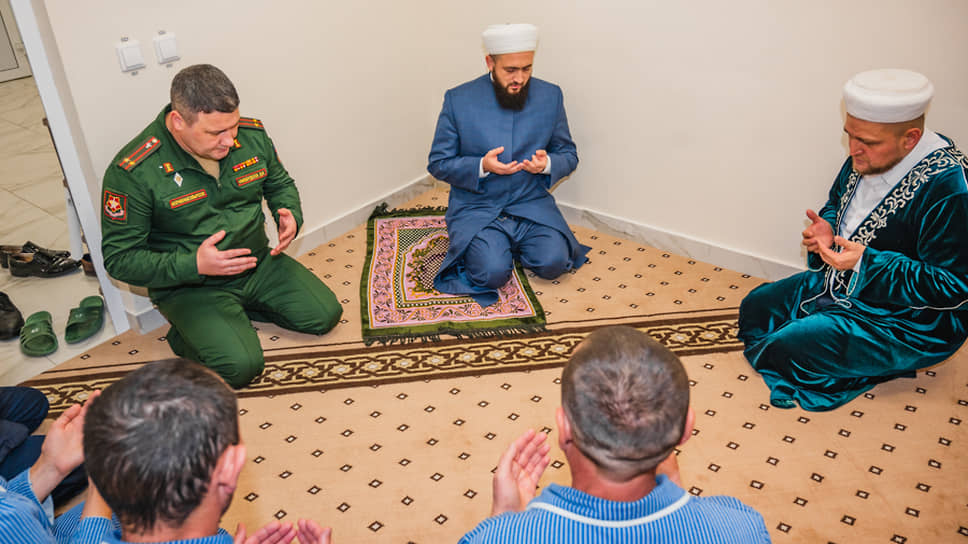 Муфтий Татарстана Камиль Самигуллин (в центре) в молельной комнате военного госпиталя в Казани
