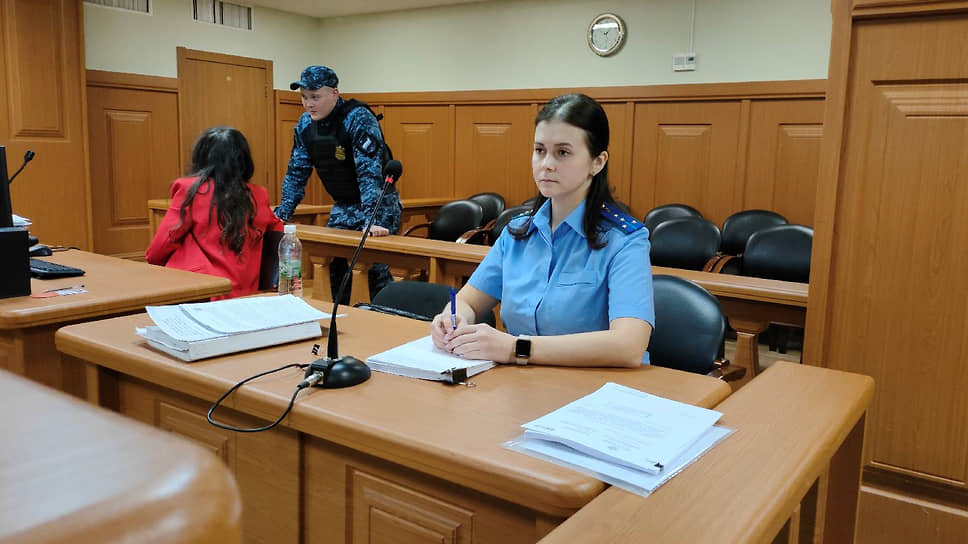 На заседании Верховного суда Татарстана по делу Радика Тагирова, обвиняемого в убийстве 31 пожилой женщины. На переднем плане — гособвинитель — Линара Чуркина