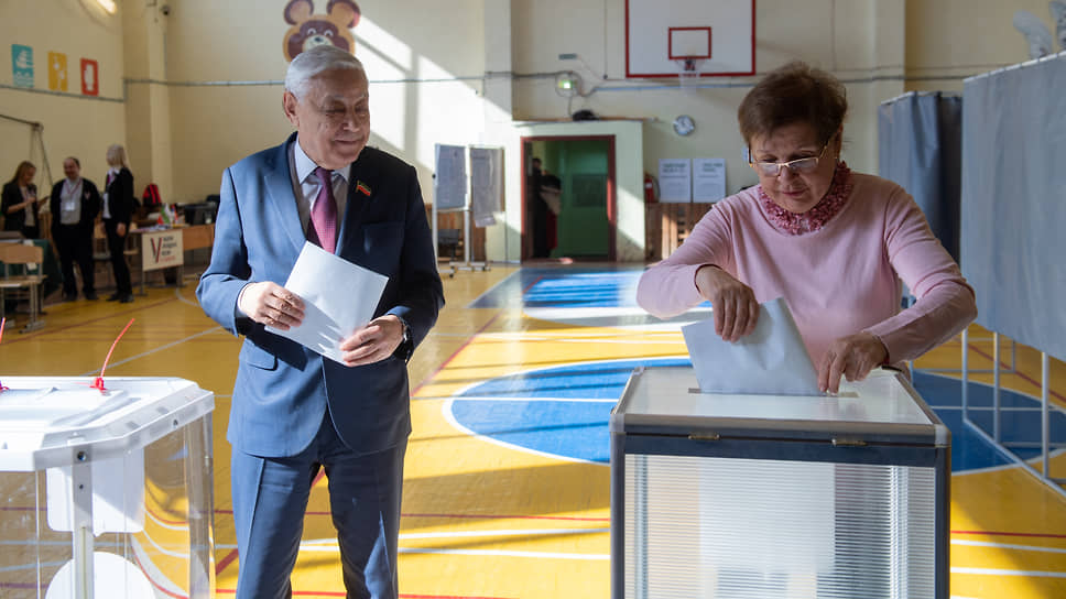 Председатель Госсовета Татарстан Фарид Мухаметшин вместе с супругой Луизой голосовал на избирательном участке №43