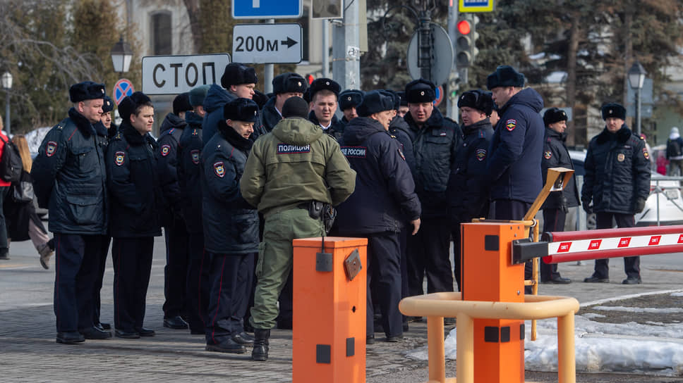Группа полицейских 17 марта возле Института физики Казанского федерального университета, где располагается участок №44