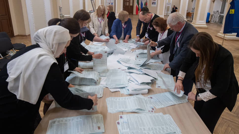 Подсчет бюллетеней на участке в здании Казанского национального исследовательского технологического университета, где голосовал раис Татарстана Рустам Минниханов