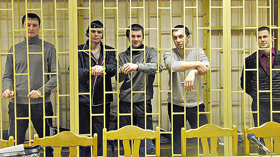 Двоих из фигурантов дела об убийстве наркодельцов освободили в зале суда