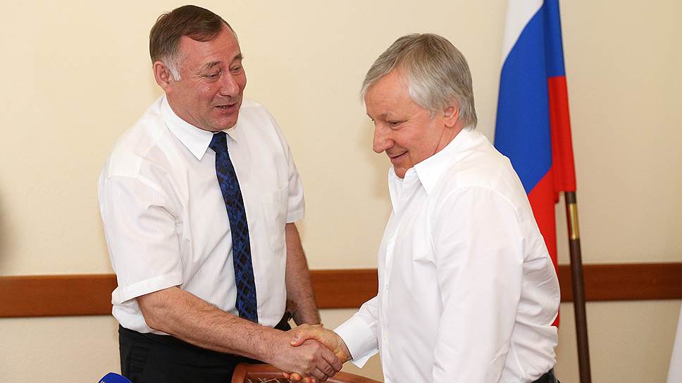 Геннадий Мальцев (справа) может выйти из кампании, но подписи главе регионального изберкома Геннадию Накушнову (слева) все же сдал
