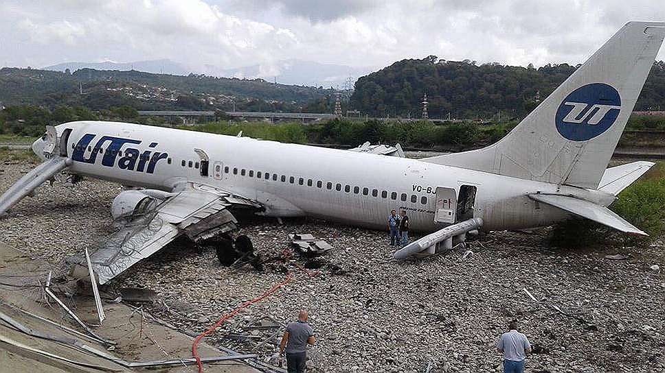 Boeing-738 выкатился за пределы посадочной полосы и упал в русло реки Мзымты