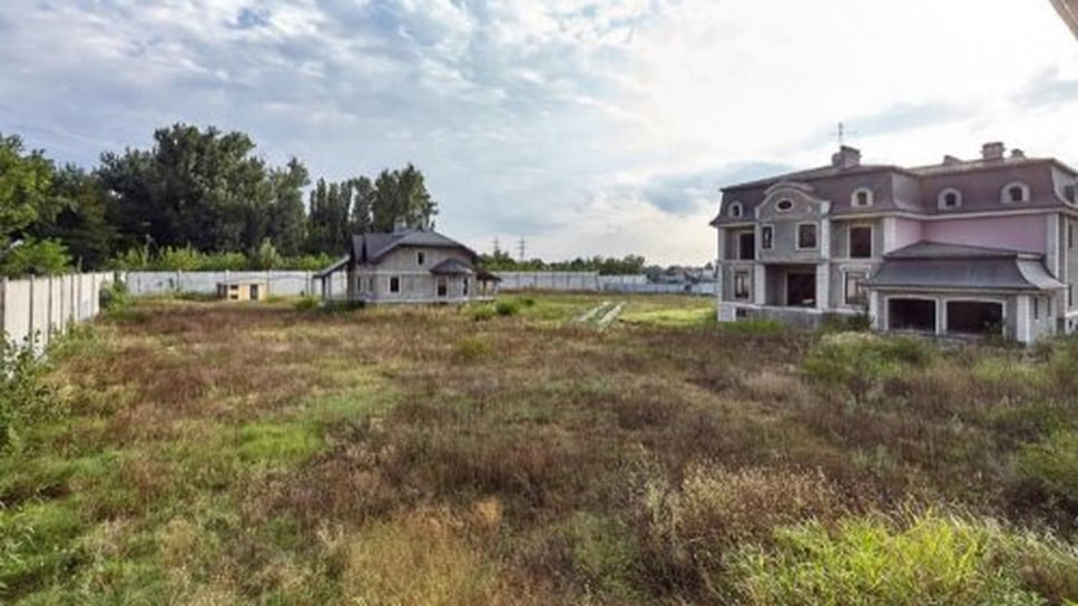 Объекты недвижимости, принадлежащие Луизе Ахеджак, построены в зеленой зоне, на берегу реки Кубани