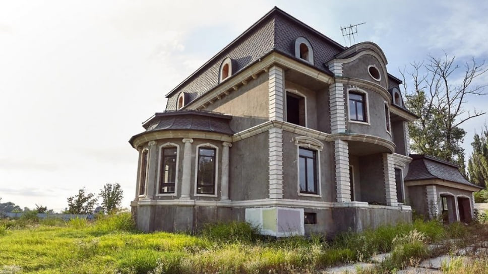 Строительство жилых домов на берегу реки Кубань началось еще в 2008 году фирмой отца бывшего вице-губернатора Кубани Мурата Ахеджака