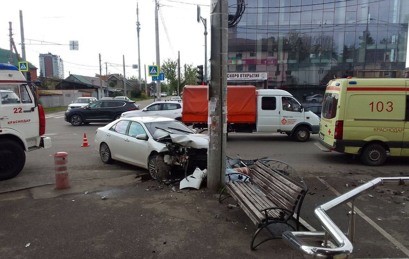 В Краснодаре водитель иномарки сбил пешехода насмерть и врезался в столб –  Коммерсантъ Краснодар