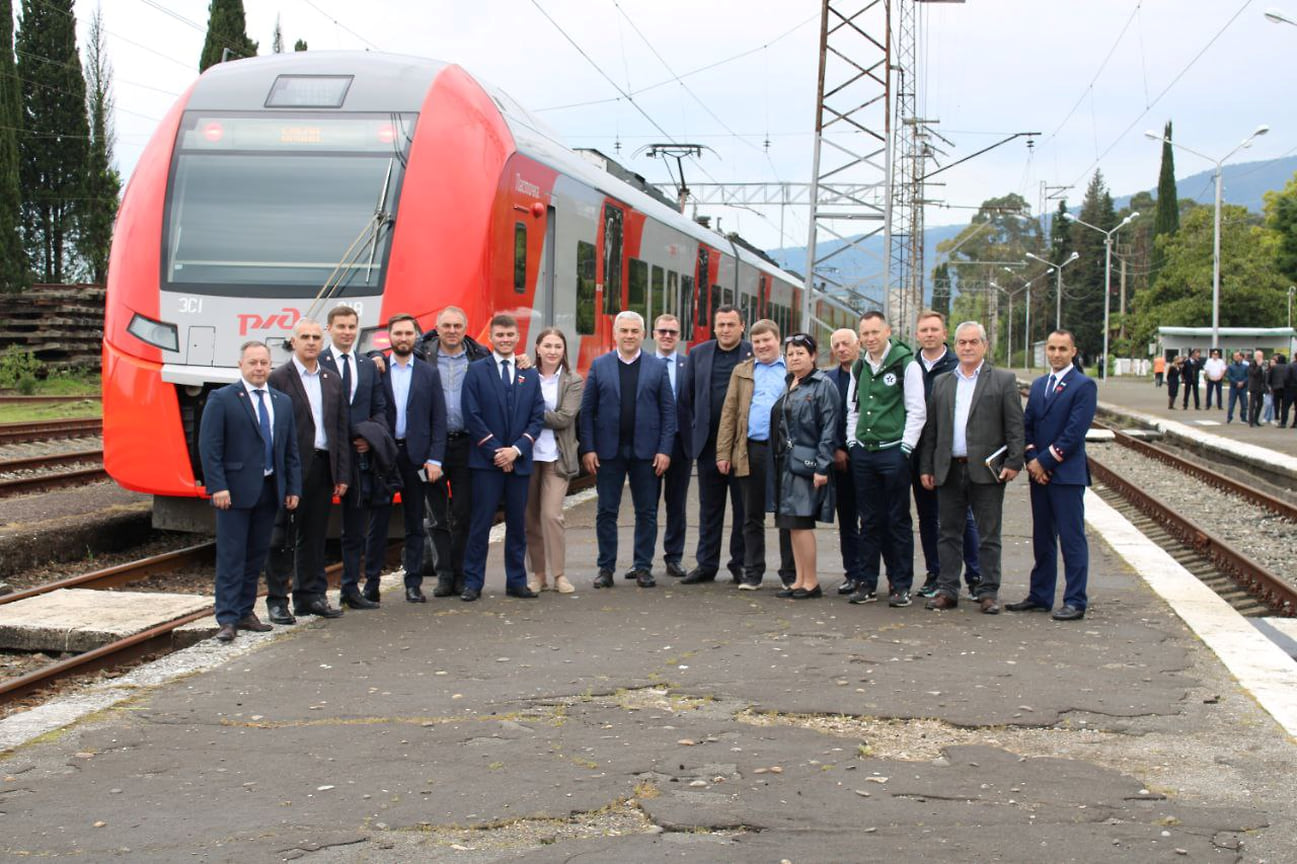 Скоростной поезд «Ласточка» совершил тестовую поездку из Сочи в Абхазию –  Коммерсантъ Краснодар