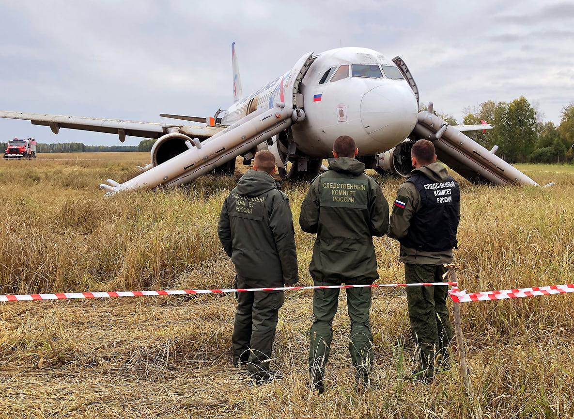 Пилот назвал причину посадки самолета из Сочи в поле под Новосибирском –  Коммерсантъ Краснодар