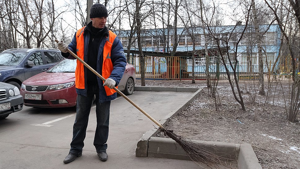 Фото дворника с метлой