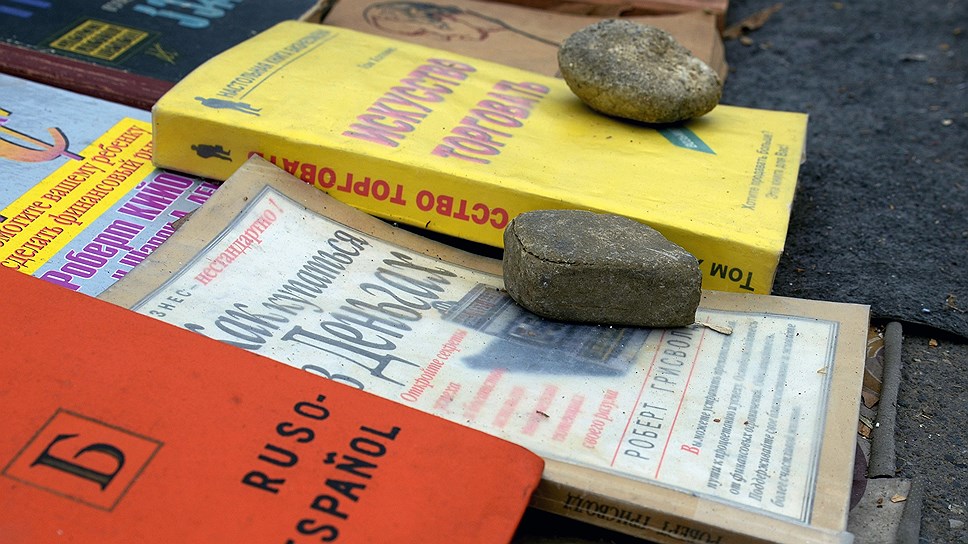 Торговля книгами на улицах Тбилиси ведется повсеместно